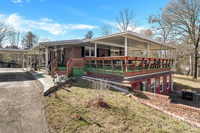 44 Tuttle Road, Hendersonville, NC 28792