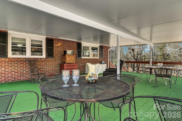 44 Tuttle Road, Hendersonville, NC 28792