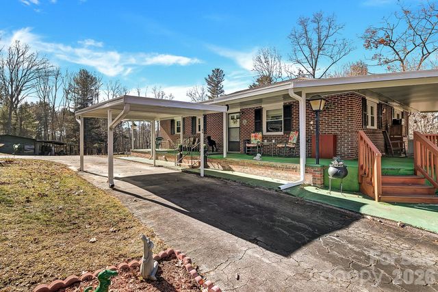 44 Tuttle Road, Hendersonville, NC 28792