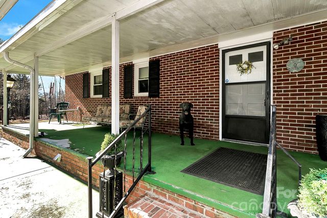 44 Tuttle Road, Hendersonville, NC 28792