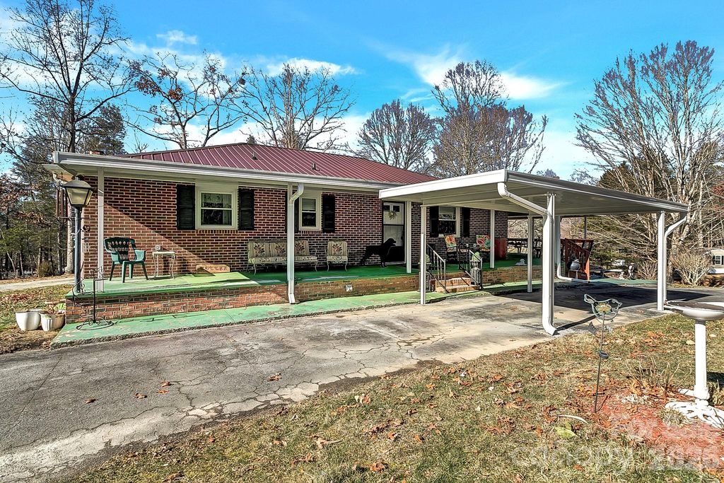 44 Tuttle Road, Hendersonville, NC 28792
