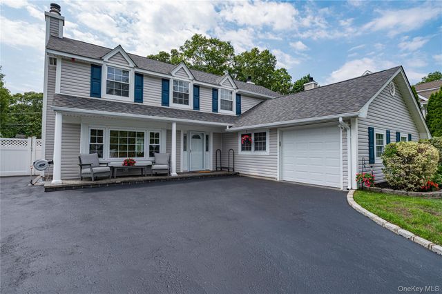 16 Sussex Lane, Lake Grove, NY 11755