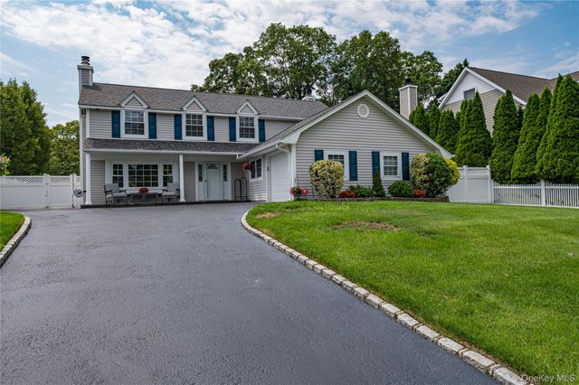16 Sussex Lane, Lake Grove, NY 11755