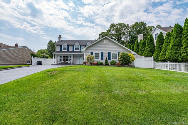 16 Sussex Lane, Lake Grove, NY 11755