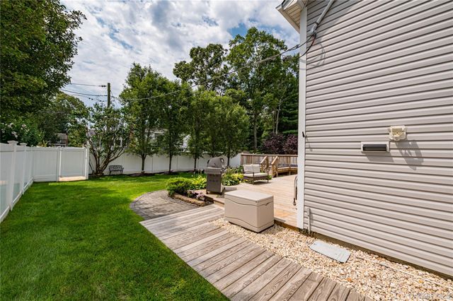 16 Sussex Lane, Lake Grove, NY 11755