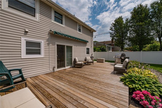 16 Sussex Lane, Lake Grove, NY 11755