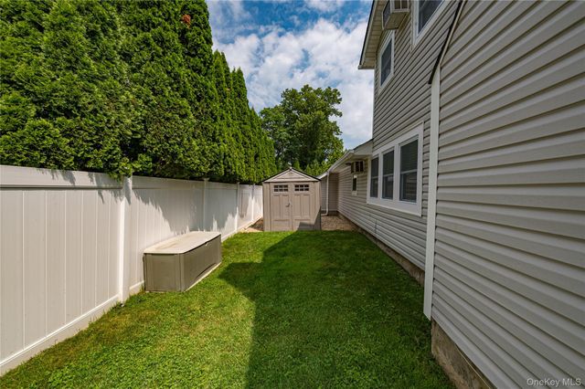 16 Sussex Lane, Lake Grove, NY 11755