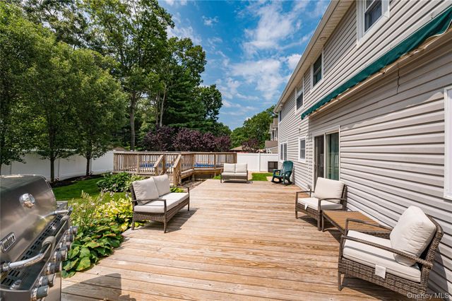 16 Sussex Lane, Lake Grove, NY 11755