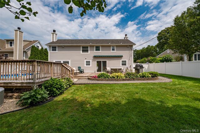 16 Sussex Lane, Lake Grove, NY 11755