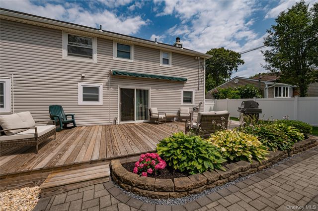 16 Sussex Lane, Lake Grove, NY 11755