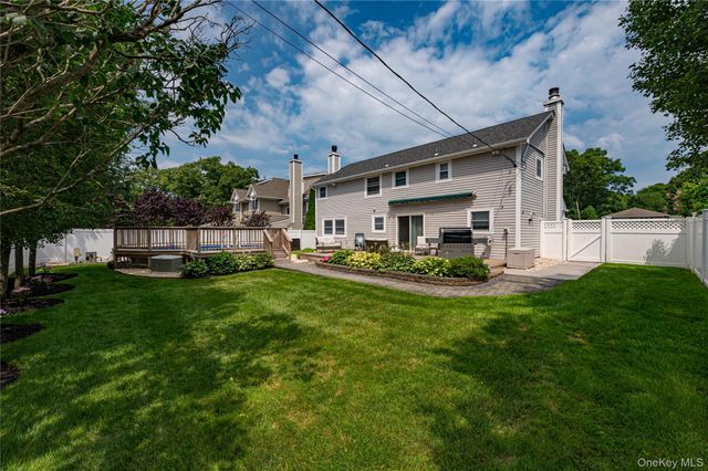 16 Sussex Lane, Lake Grove, NY 11755
