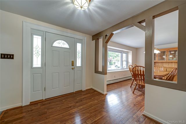 16 Sussex Lane, Lake Grove, NY 11755