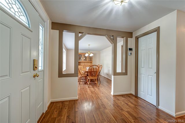 16 Sussex Lane, Lake Grove, NY 11755