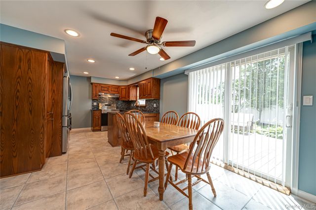 16 Sussex Lane, Lake Grove, NY 11755