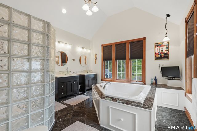 25 Brocketts Point Road, Branford, CT 06405