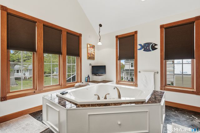 25 Brocketts Point Road, Branford, CT 06405