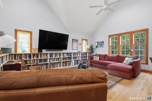 25 Brocketts Point Road, Branford, CT 06405