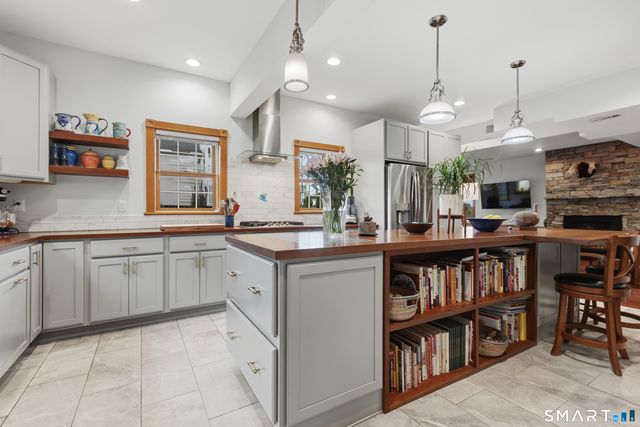 25 Brocketts Point Road, Branford, CT 06405