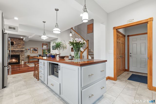 25 Brocketts Point Road, Branford, CT 06405