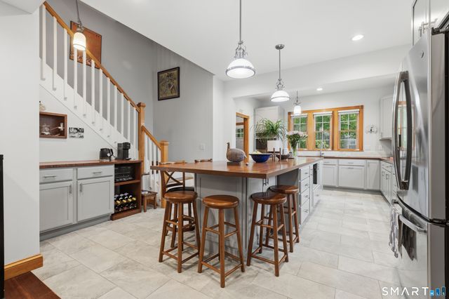 25 Brocketts Point Road, Branford, CT 06405