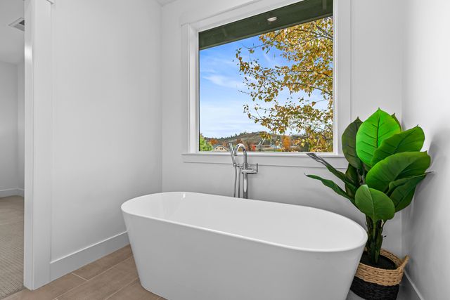 107 Golf View Drive, Eagle Point, OR 97524