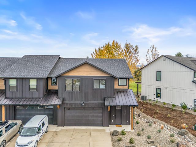 107 Golf View Drive, Eagle Point, OR 97524