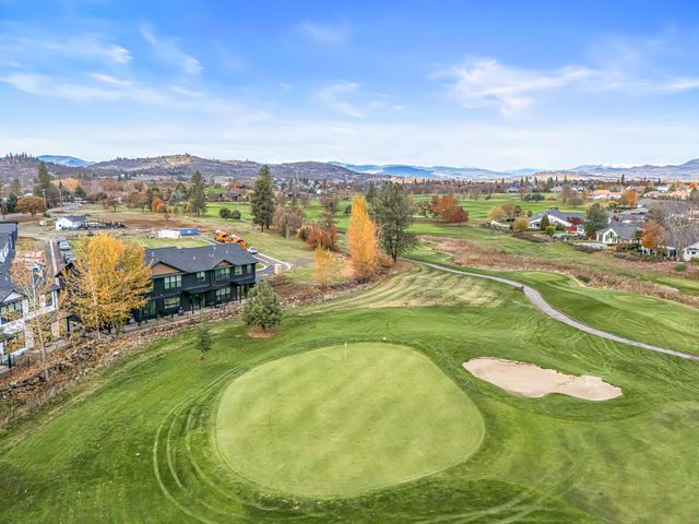 107 Golf View Drive, Eagle Point, OR 97524