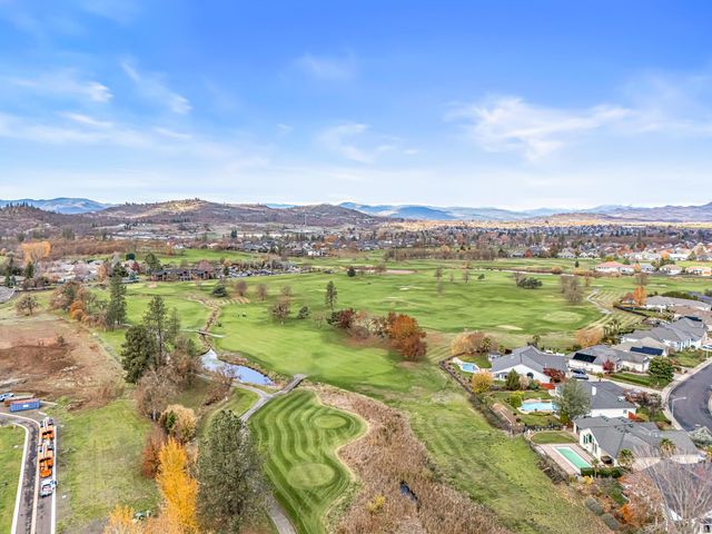 107 Golf View Drive, Eagle Point, OR 97524