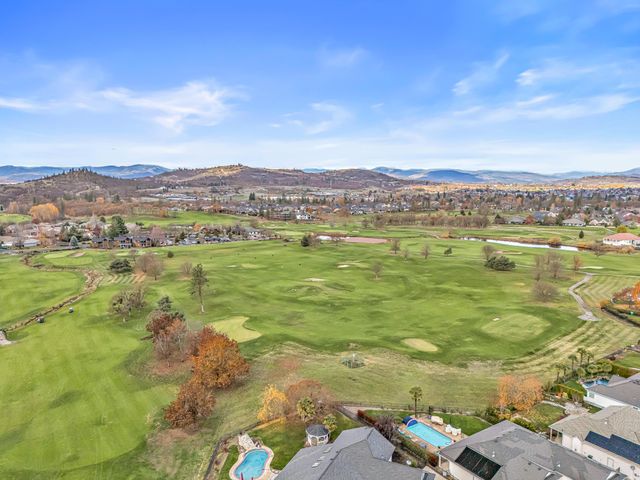 107 Golf View Drive, Eagle Point, OR 97524