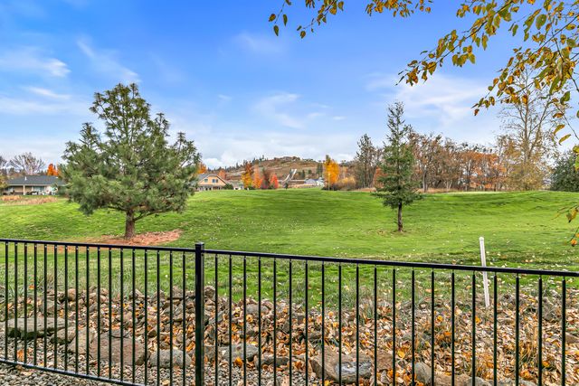 107 Golf View Drive, Eagle Point, OR 97524