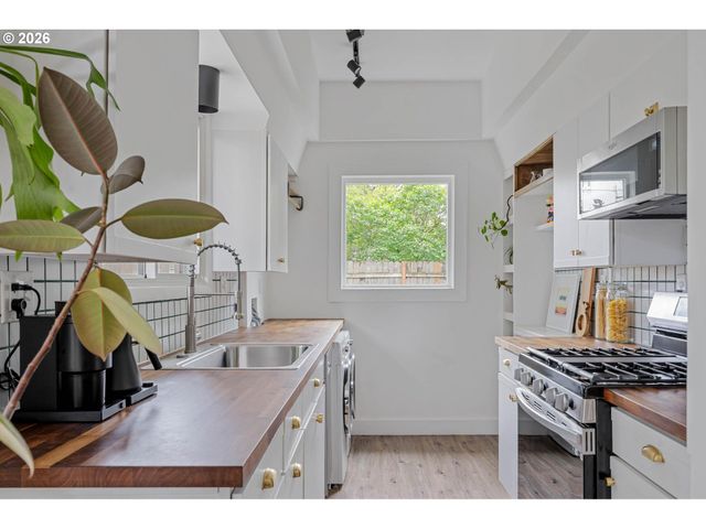 5516 Se STEELE St, Portland, OR 97206