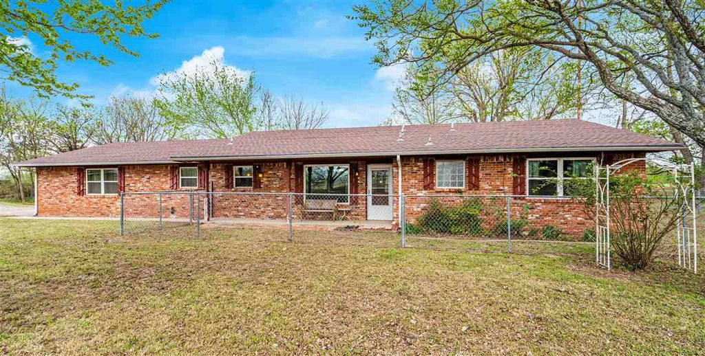 39 NE McCracken Road, Elgin, OK 73538
