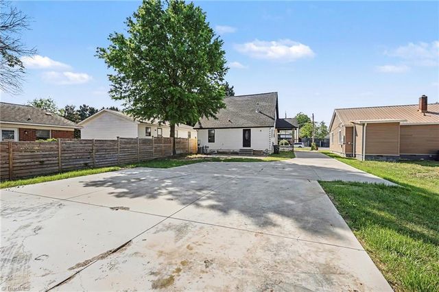 6 E Sunrise Avenue, Thomasville, NC 27360
