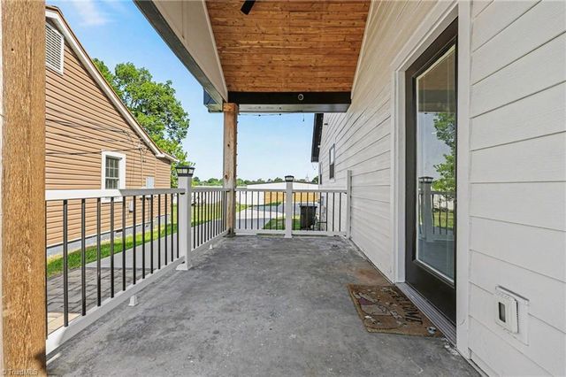 6 E Sunrise Avenue, Thomasville, NC 27360
