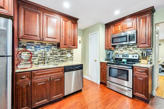 24 W Oak Street, Farmingdale, NY 11735