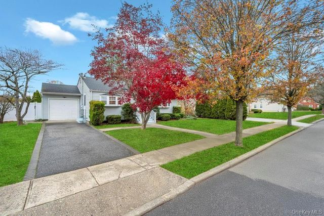 24 W Oak Street, Farmingdale, NY 11735