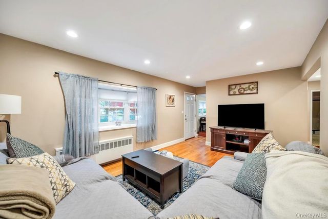 24 W Oak Street, Farmingdale, NY 11735