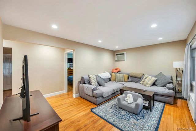 24 W Oak Street, Farmingdale, NY 11735