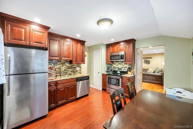 24 W Oak Street, Farmingdale, NY 11735