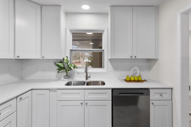 16420 4th Avenue N, Plymouth, MN 55447