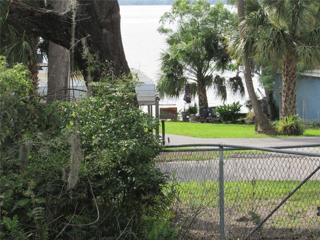 14 S LAKE STREET, Crescent City, FL 32112