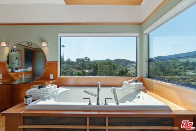 6201 Quebec Drive, Los Angeles, CA 90068