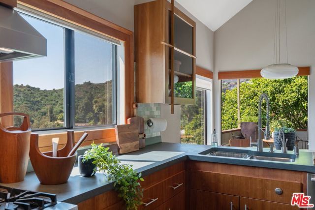 6201 Quebec Drive, Los Angeles, CA 90068