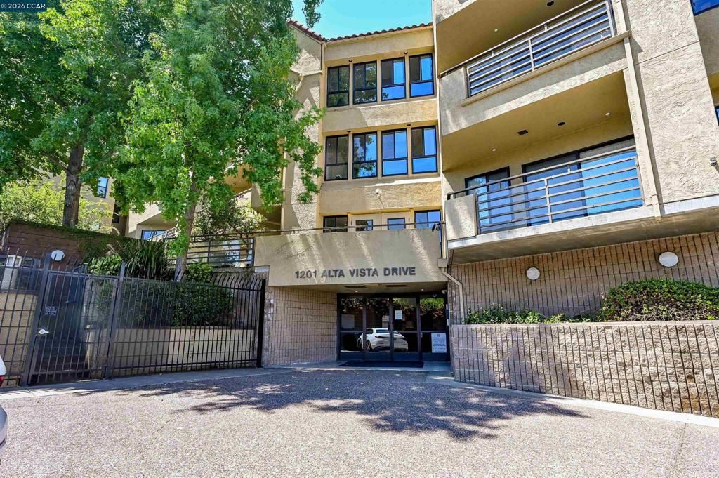 Image 2 of property listing at 1201 Alta Vista Dr 209, Walnut Creek, CA 94596