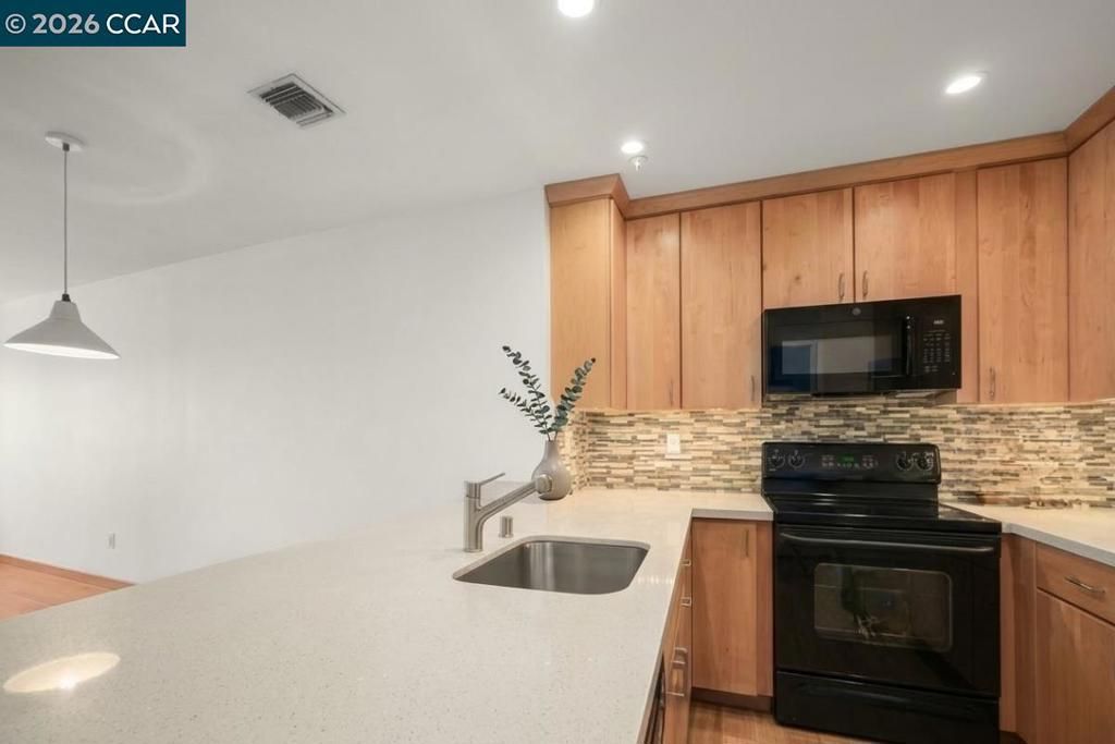 Image 7 of property listing at 1201 Alta Vista Dr 209, Walnut Creek, CA 94596