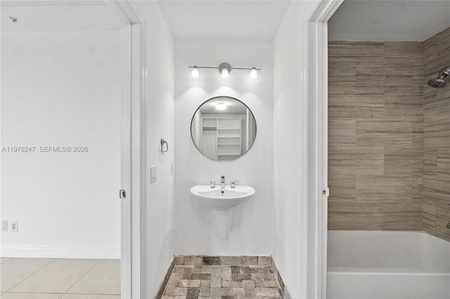 60 SW 13th St 1921, Miami, FL 33130