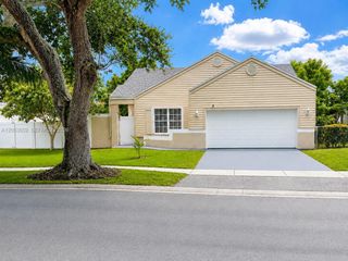 1040 SW 85th Terrace, Pembroke Pines, FL 33025