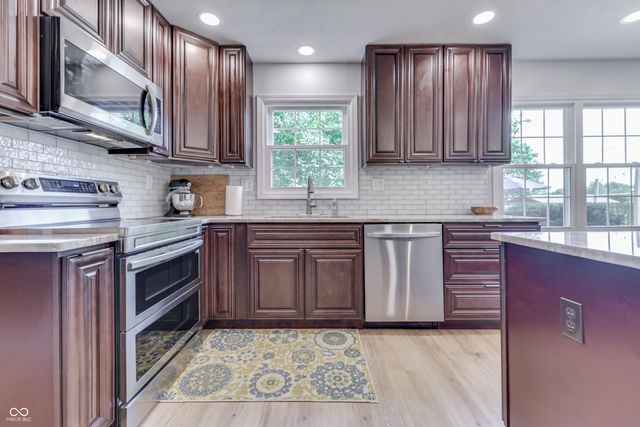 6724 W Sweet Creek Drive, New Palestine, IN 46163