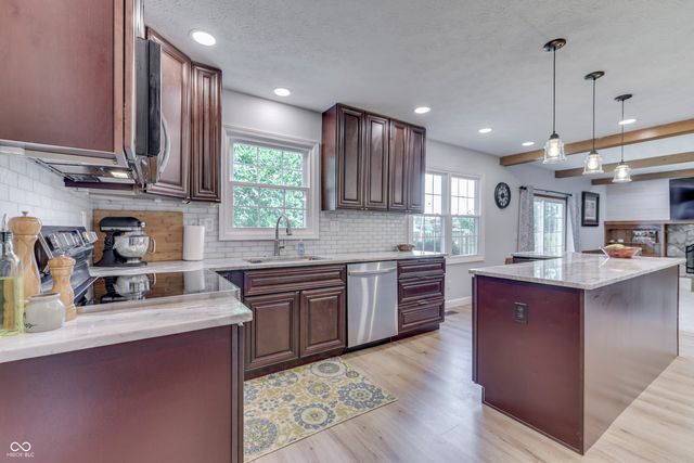 6724 W Sweet Creek Drive, New Palestine, IN 46163