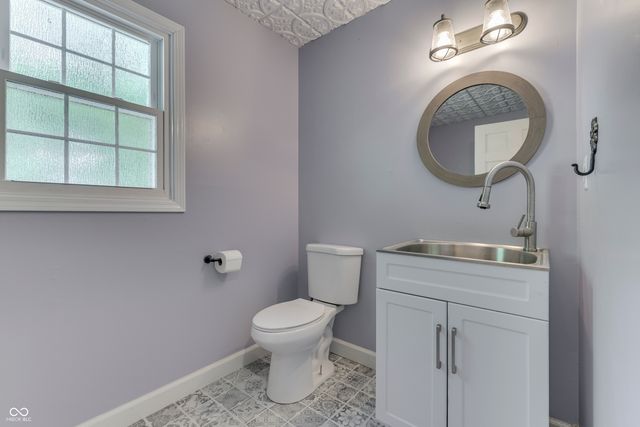 6724 W Sweet Creek Drive, New Palestine, IN 46163
